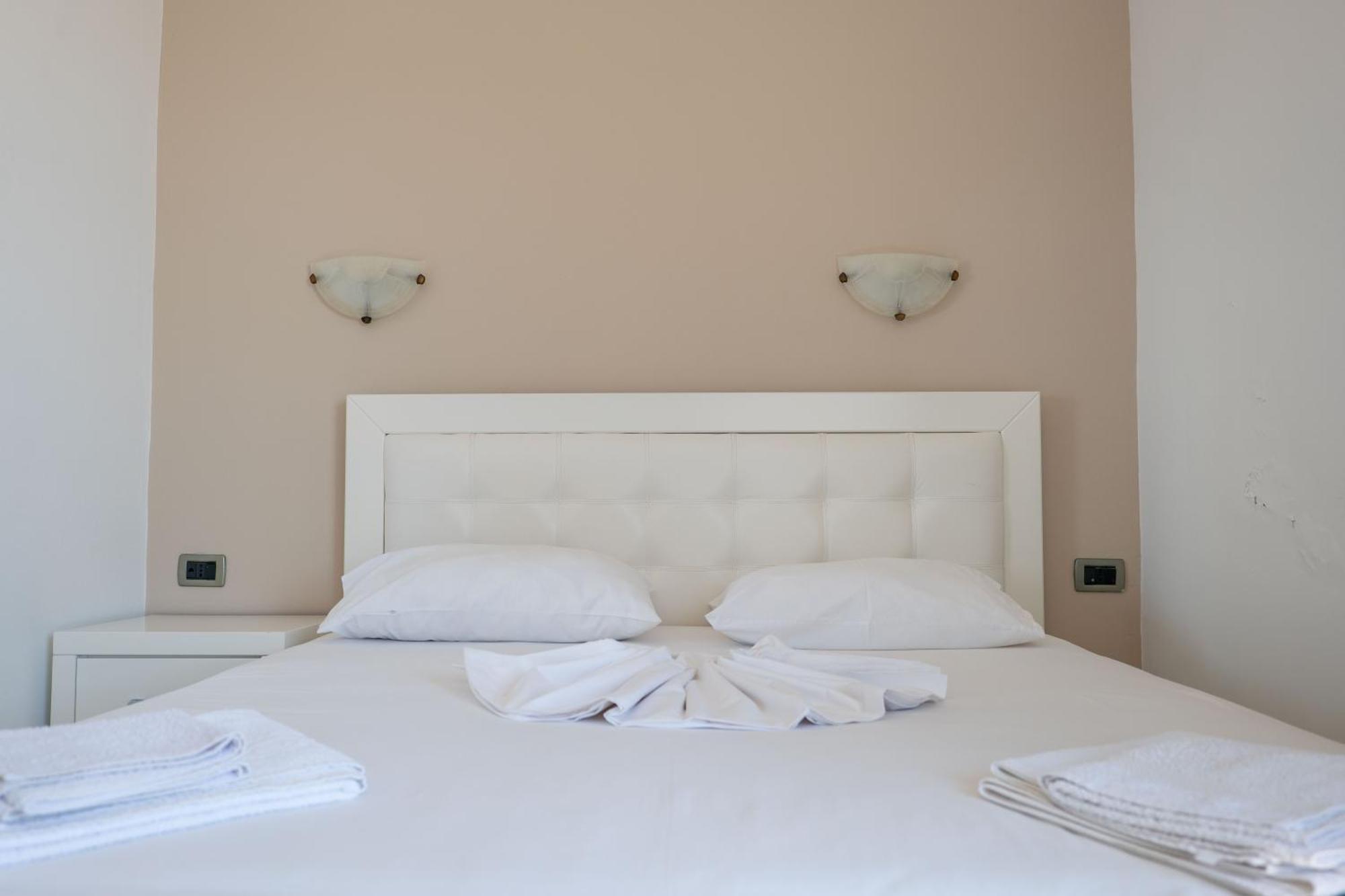 Hotel Kompleks Joni Sarandë Exteriör bild